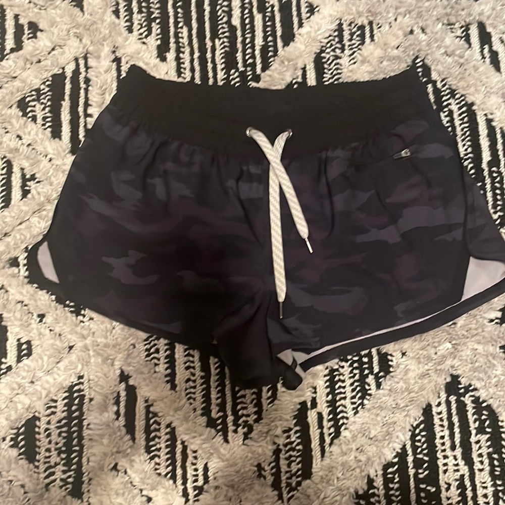 Vuori Clementine Short 2.0. Black and grey camo sz S